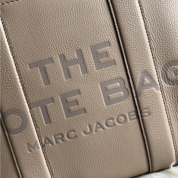 💰SOLD - H004L01PF21 - Marc Jacobs The Leather Medium Tote Bag - Picture 11 of 16